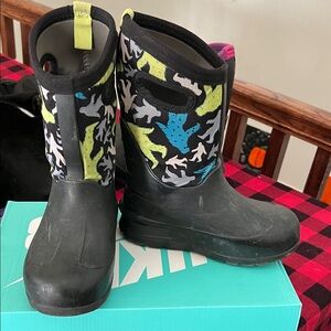 Bogs Kids Black and Colorful Pattern Boots snow